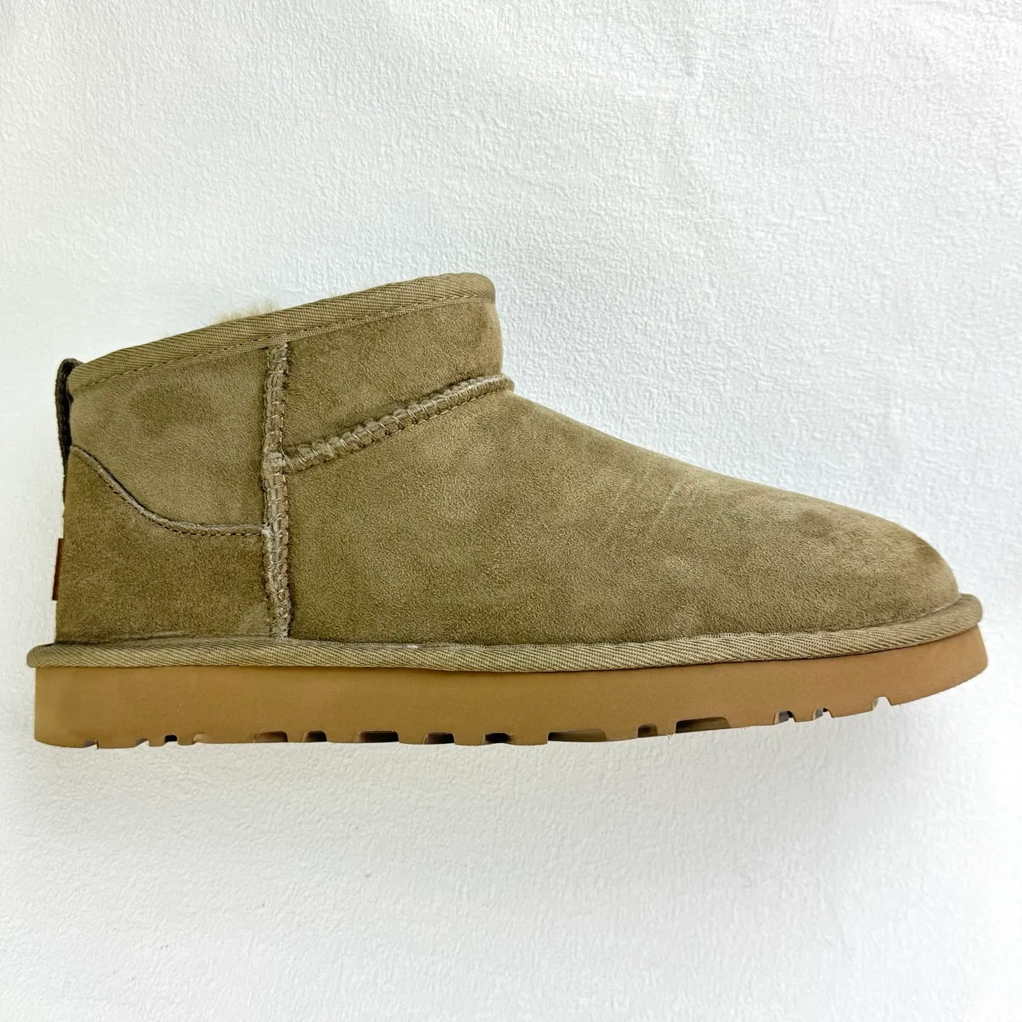 💰380 1116109 UGG Classic Ultra Mini Same style as Zhou Dongyu and Wang Yibo Thin-soled short snow boots Xiaohongshu hot style Wool one-piece mini boots Premium suede upper Delicate feel Wool lining Comfortable and skin-friendly Warm and comfortable so you are not afraid of cold weather Wear-resistant one-piece foam shoe cover EVA soft elastic thick sole Heightening outsole Purchasing level Essential winter snow boots Size: 35 36 37 38 39 40 41 42 43 44 45